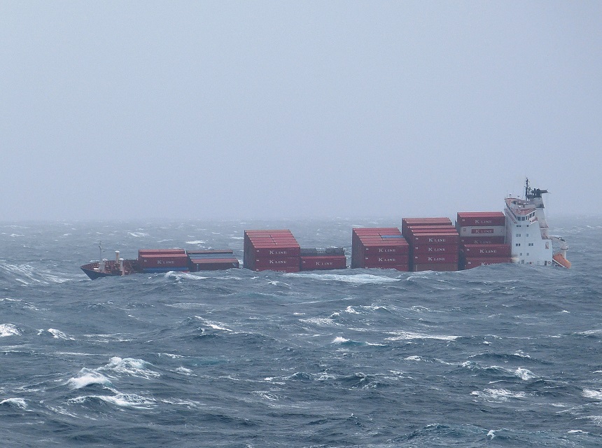 Schiff auf dem stürmischen Meer